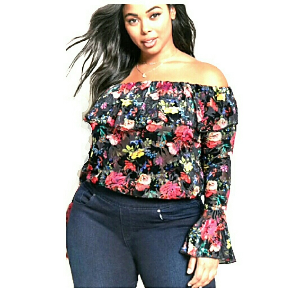 ❤New️ Floral Velvet Top ❤️